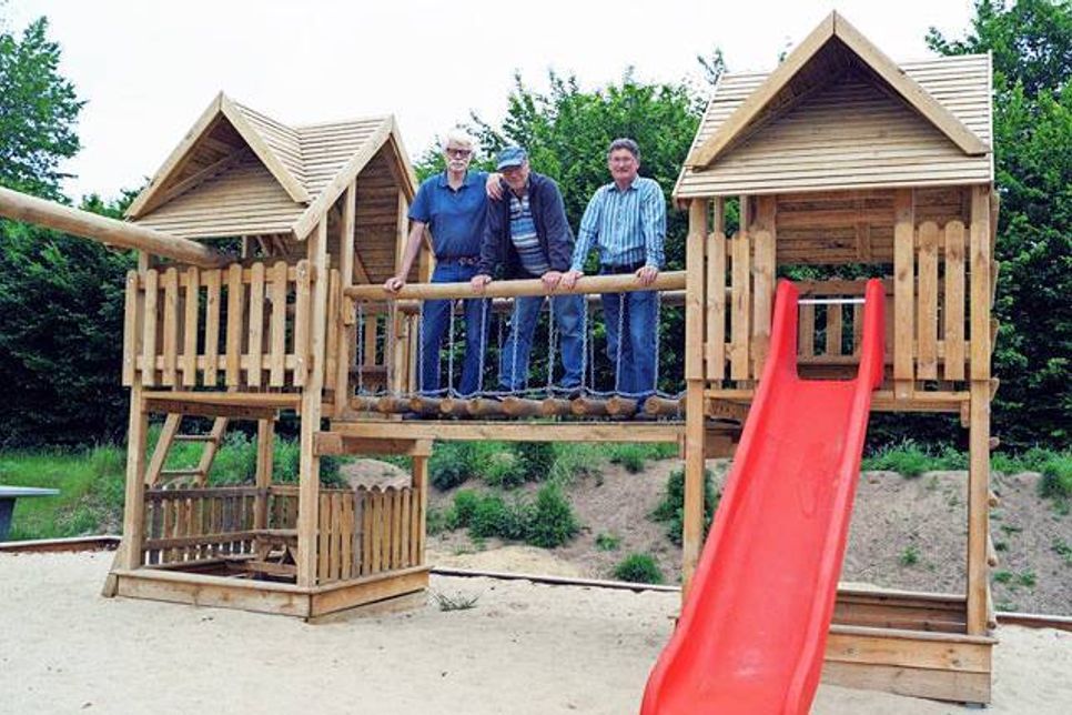 Sie haben den neuen Spielplatz der FT schon einmal getestet und für gut befunden (v.li.): Kurt Lesky, Ralf Löhndorf und Jacques Dulac laden am 11. Juni zu einem bunten Familiennachmittag am Zieleinlauf des Plöner Kreis-Laufs.