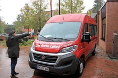 Sektdusche für „Die flotte Lehni“. Projektleiterin Stefanie Schmidt vom Amt Lensahn bei der offiziellen Taufe des Bürgerbusses.