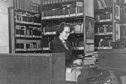 1948-49 Margarete Walter im Ausleihraum der KB Eutin an der Stolbergstraße