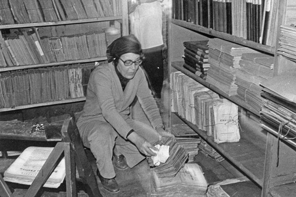 Margarete Walter auf dem Boden des Kavalierhauses beim Vorbereiten des Umzugs