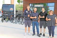 Daumen hoch - Ricardo Maghon, Tobias Uecker, Brian Maghon und Kerstin Gragert (v. lks.) freuen sich, dass sie nun auch den Gästen in Pelzerhaken Fahrräder zum Verleih anbieten können.