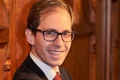 Raphaël Arnault an der 2021 sanierten Sauer-Orgel. (Foto: Marianne Schreier)