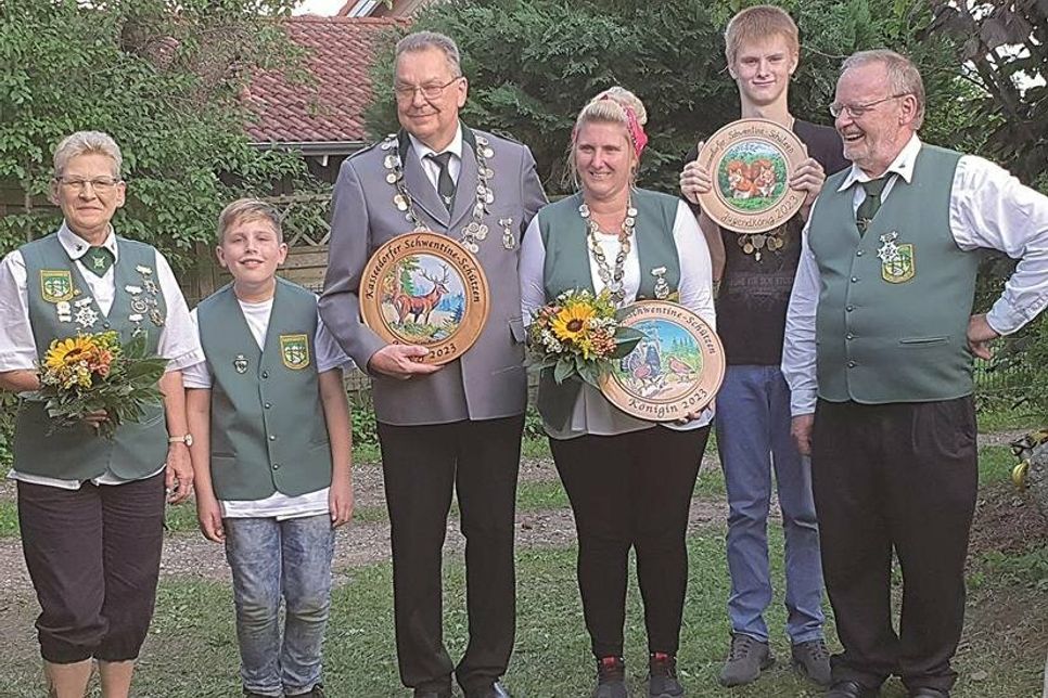 Die neuen Majestäten in Kasseedorf: Gaby Jens (1. Dame), Max Schlicht (Prinz), Ralf Westphal (König), Isa Becker (Königin), Malte Janzen (Jugendkönig), Volker Berg (1. Ritter und Vogelbauer)