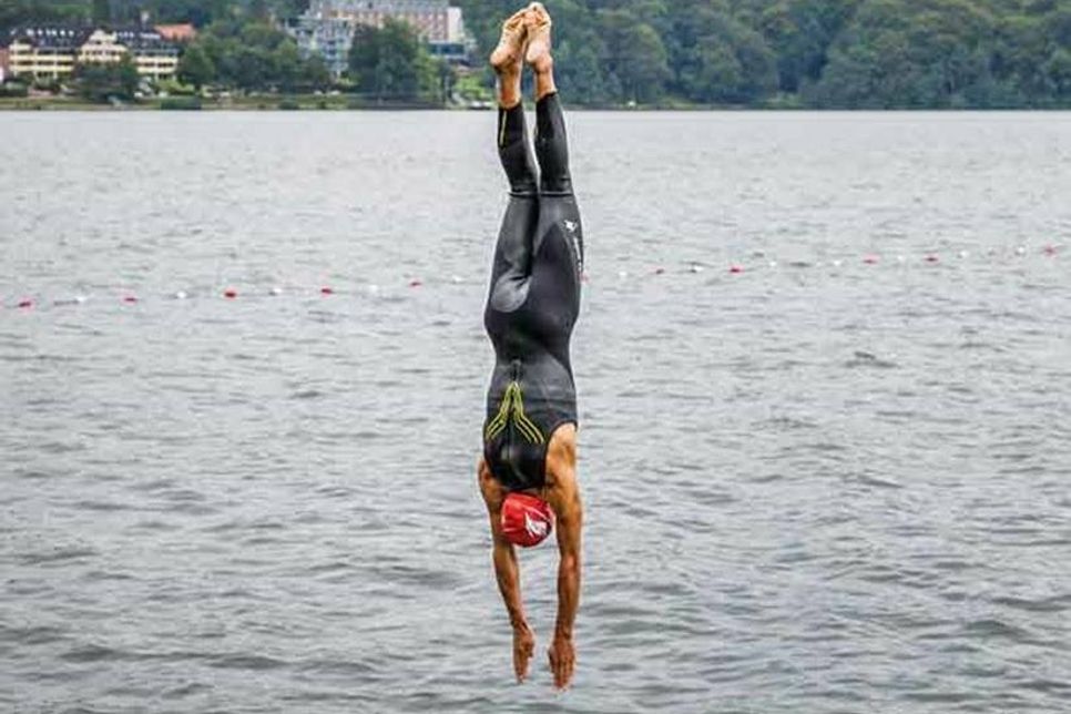 Ein Sprung, bei dem gute Haltungsnoten garantiert sind. Auch die Eintauchphase entscheidet beim Turmspringen.