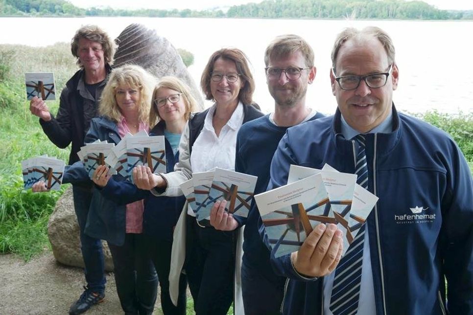 Jo Kley (Kurator der Europäischen Skulpturen-Triennale), Barbara Helbach (Stadtbauamt Neustadt), Andrea Brunhöber (Stadtmarketing Neustadt), Antje Weise (Amtsleiterin Stadtbauamt), Jens Gotthardt (Marketingleitung Tourismus-Agentur Lübecker Bucht) und Mirko Spieckermann (Bürgermeister der Stadt Neustadt; v. lks.) präsentieren die Broschüre.