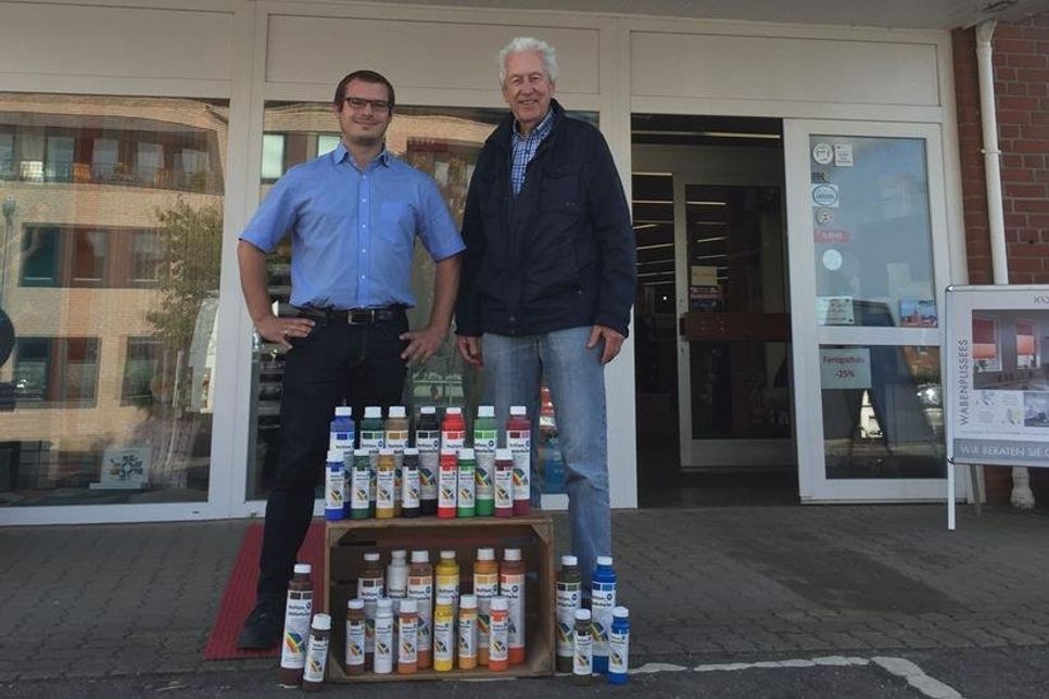 Tobias Haack und Eckert Groth bei der Spendenübergabe.