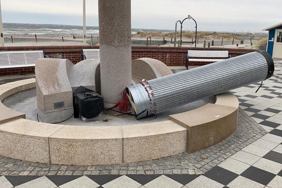 Losgerissene Lichtinstallation auf der Promenade.
