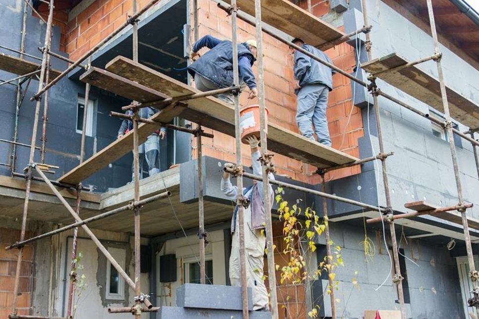 Über viele Jahrzehnte tragen Dämmmaterialien an der Hausfassade dazu bei, Energie zu sparen und das Klima zu schützen. Manche Dämmstoffe lassen sich später recyceln. (Foto: DJD/IVH/Getty/Jasmin Merdan)