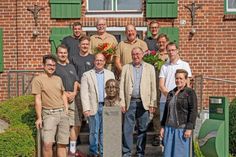 Ein Familienunterunternehmen: Christian Klutz dankte seinem Monteur Michael Karnowski für 35 Jahre Betriebstreue. Ebenso gratulierte er seinem Tischler Jens Kleingarn und dem Lagerristen Rudolf Stein zum 25 jährigen Jubiläum im Familienbetrieb. Folgende Mitarbeiter gehören der Rolf Klutz GmbH an: Planung, Aufmass und Verkauf liegen in den Händen von: Jens Oeverdieck, Petra Reder und Stefanie Tödten. Für die fachgerechte Montage vor Ort sorgen: Michael Karnowski, Jens Kleingarn, Rudolf Stein, Nils Lund, Finn Karnowski, Falk Langbehn, Florian Sommer und Marcel Weilandt. Für den richtigen Glanz der Küchen sorgt: Birgit Nopper. Die Geschäftsführung liegt in den Händen von Christian Klutz. Bei beratenden Tätigkeiten wird auf den Firmengründer Rolf Klutz zurückgegriffen. Auf dem Foto fehlen: Petra Reder und Birgit Nopper.
