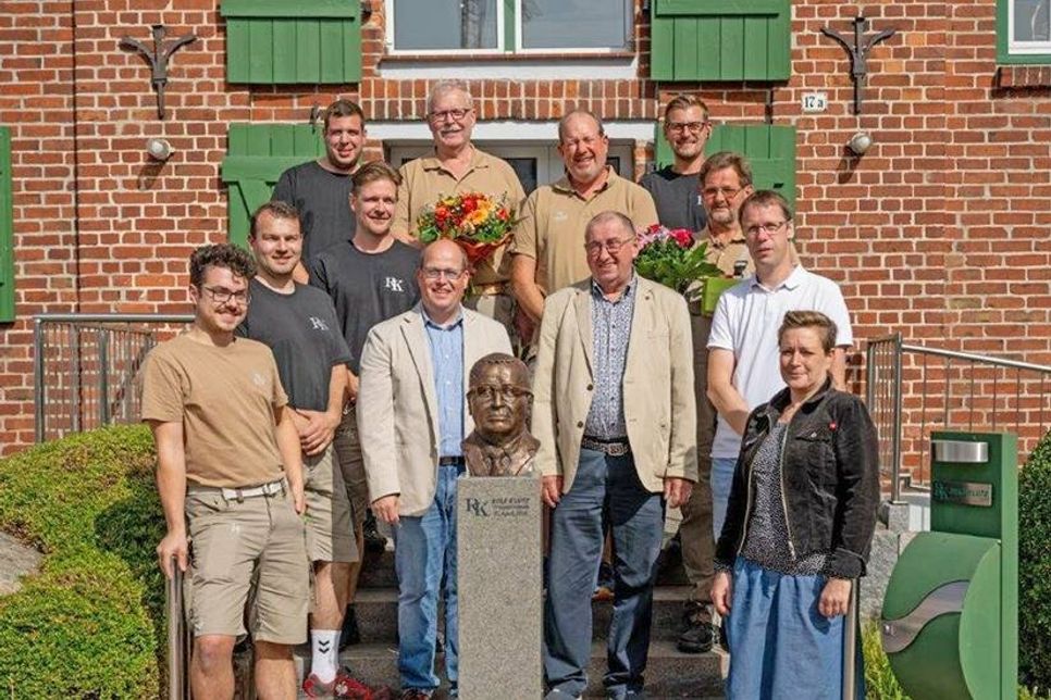 Ein Familienunterunternehmen: Christian Klutz dankte seinem Monteur Michael Karnowski für 35 Jahre Betriebstreue. Ebenso gratulierte er seinem Tischler Jens Kleingarn und dem Lagerristen Rudolf Stein zum 25 jährigen Jubiläum im Familienbetrieb. Folgende Mitarbeiter gehören der Rolf Klutz GmbH an: Planung, Aufmass und Verkauf liegen in den Händen von: Jens Oeverdieck, Petra Reder und Stefanie Tödten. Für die fachgerechte Montage vor Ort sorgen: Michael Karnowski, Jens Kleingarn, Rudolf Stein, Nils Lund, Finn Karnowski, Falk Langbehn, Florian Sommer und Marcel Weilandt. Für den richtigen Glanz der Küchen sorgt: Birgit Nopper. Die Geschäftsführung liegt in den Händen von Christian Klutz. Bei beratenden Tätigkeiten wird auf den Firmengründer Rolf Klutz zurückgegriffen. Auf dem Foto fehlen: Petra Reder und Birgit Nopper.