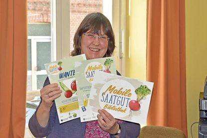 Die Leiterin der Fahrbücherei 10 im Kreis Plön Susanne Stökl wirbt für die „Mobile Saatgutbibliothek“, mit der die Leser sich über alte Sorten kundig machen und diese durch gärtnerischen Einsatz erhalten und retten können.
