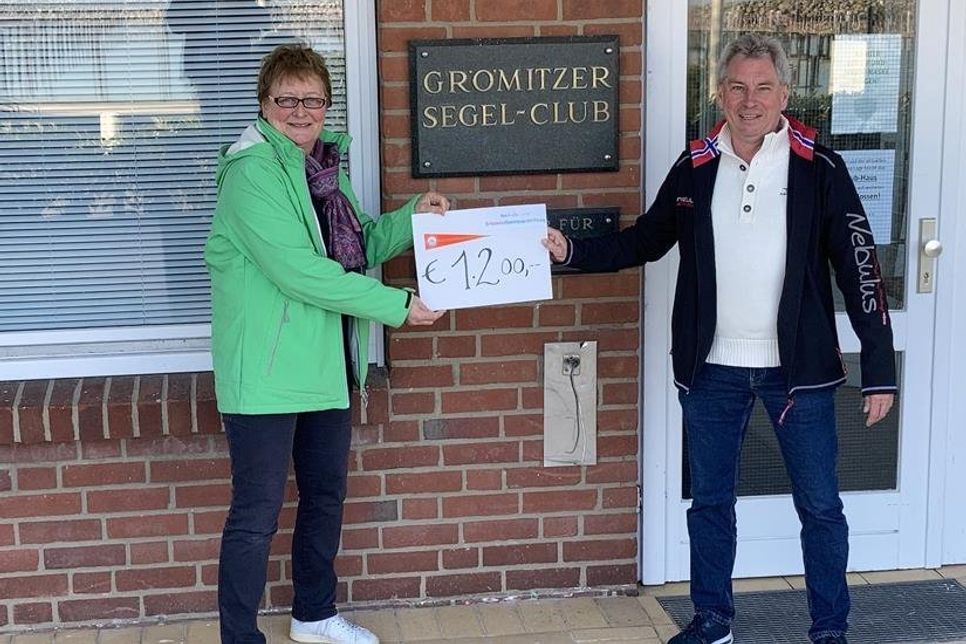 Susanne  Christiane Sommerfeld überreicht Martin Brasch die Spende.