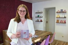 In Sabrina Schlicht in ihrem Papeteriezimmer. Die Inhaberin von Mariventa vereint vielseitige Kompetenzen, die zum Gelingen eines perfekten Events beitragen.