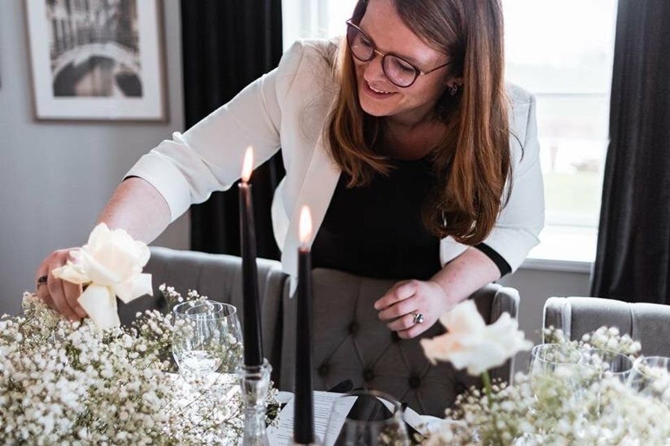 Bei Sabrina Schlicht sind Dekoration, Blumen und Papeterie perfekt aufeinander abgestimmt. (Foto: Taliska Viehweg)