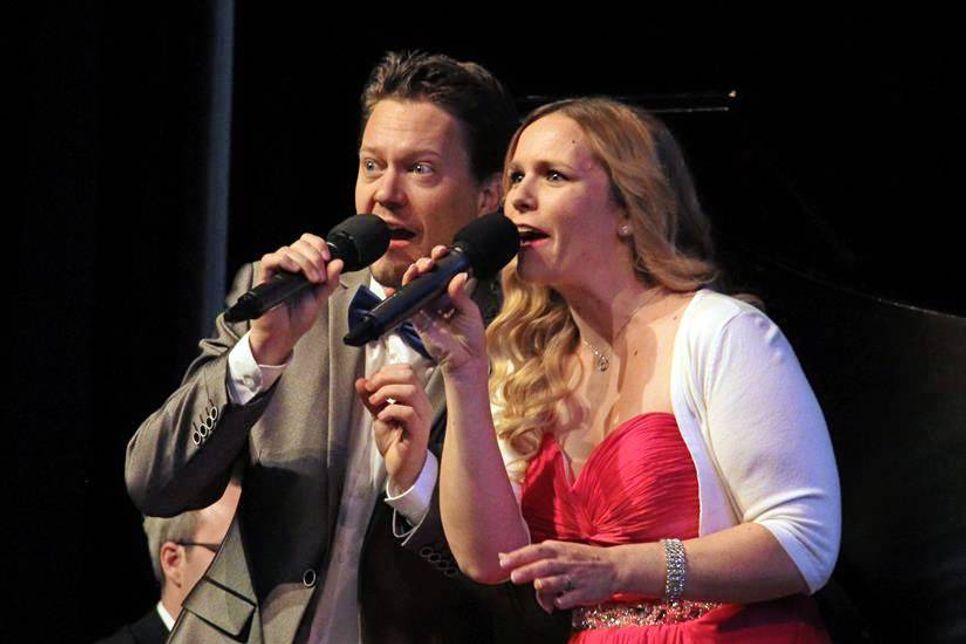 Mit Charme, Humor und kraftvollen Stimmen versüßten Marian Henze und Valerie Koning dem Jubiläumspublikum den 3. Advent.