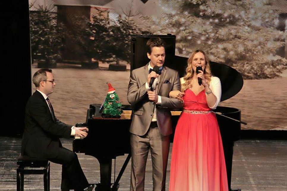 Im festlich geschmückten Theatersaal präsentierte das „Trio Viviparie“ die schönsten weihnachtlichen Melodien und Stücke aus Musical und Operette.