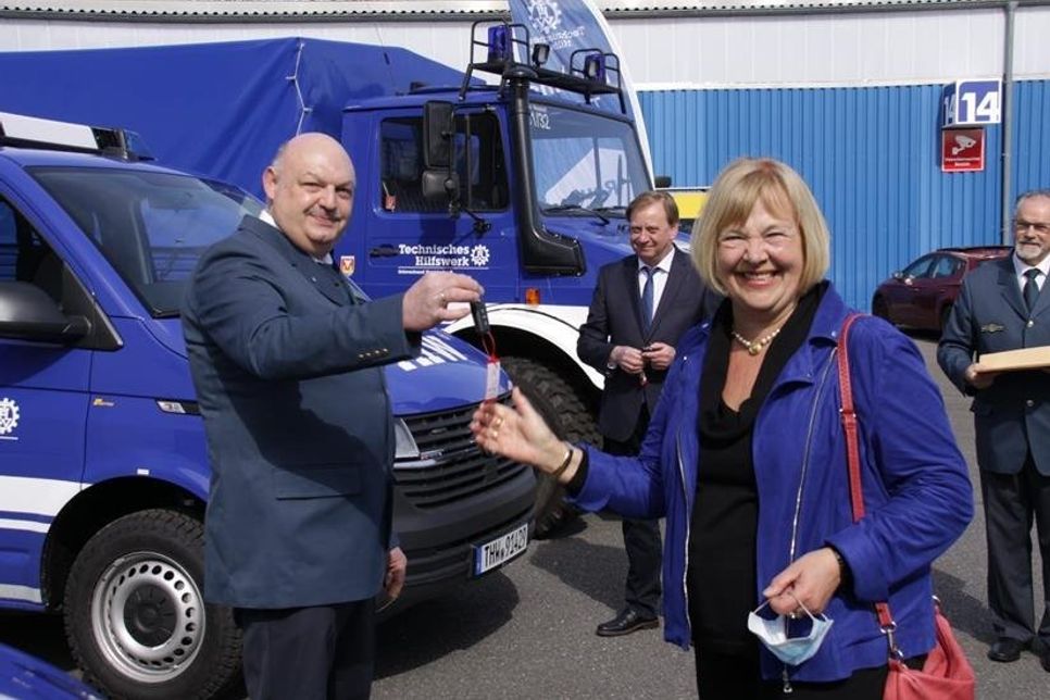 Übergabe der Fahrzeugschlüssel durch Bettina Hagedorn an Volker Hofele.