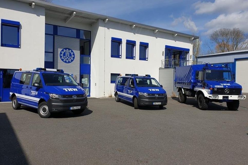 Zwei VW-Busse ersetzen einen Unimog von Mercedes.