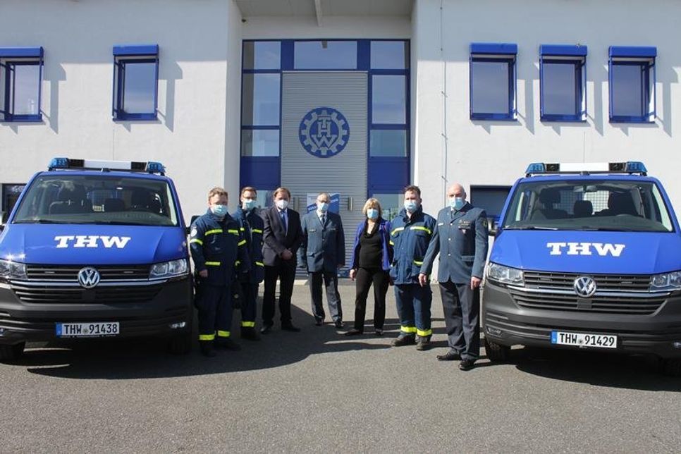 Je 150 PS leisten die neuen Einsatz-Fahrzeuge, die an den THW-Ortsbeauftragten Michael Labonte (Mi.) und seinen Stellvertreter Volker Hofele (re.) übergeben wurden.