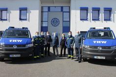Je 150 PS leisten die neuen Einsatz-Fahrzeuge, die an den THW-Ortsbeauftragten Michael Labonte (Mi.) und seinen Stellvertreter Volker Hofele (re.) übergeben wurden.