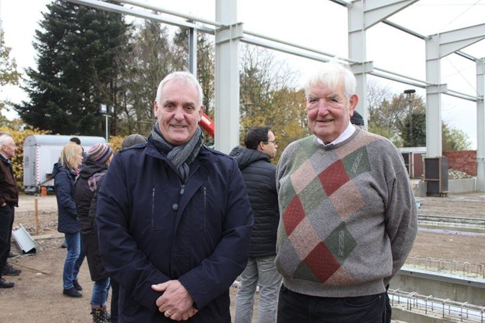 Oswald Kramer (re.) mit Bürgermeister Adrianus Boonekamp.