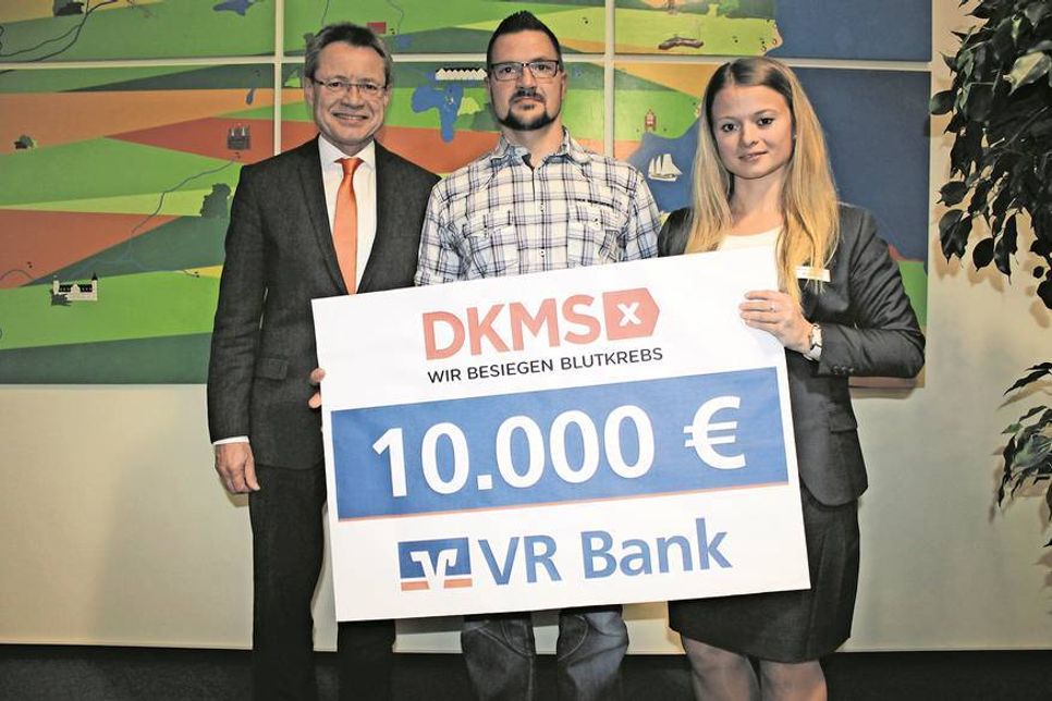 Klaus Treimer, Sprecher des Vorstandes der VR Bank, Rayk Poley, ehrenamtlicher Unterstützer der DKMS und Stammzellenspender, Melanie Harder, Mitarbeiterin der VR Bank und Initiatorin der Typisierungsaktion der VR Bank-Mitarbeiter (v. lks.).