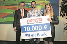 Klaus Treimer, Sprecher des Vorstandes der VR Bank, Rayk Poley, ehrenamtlicher Unterstützer der DKMS und Stammzellenspender, Melanie Harder, Mitarbeiterin der VR Bank und Initiatorin der Typisierungsaktion der VR Bank-Mitarbeiter (v. lks.).