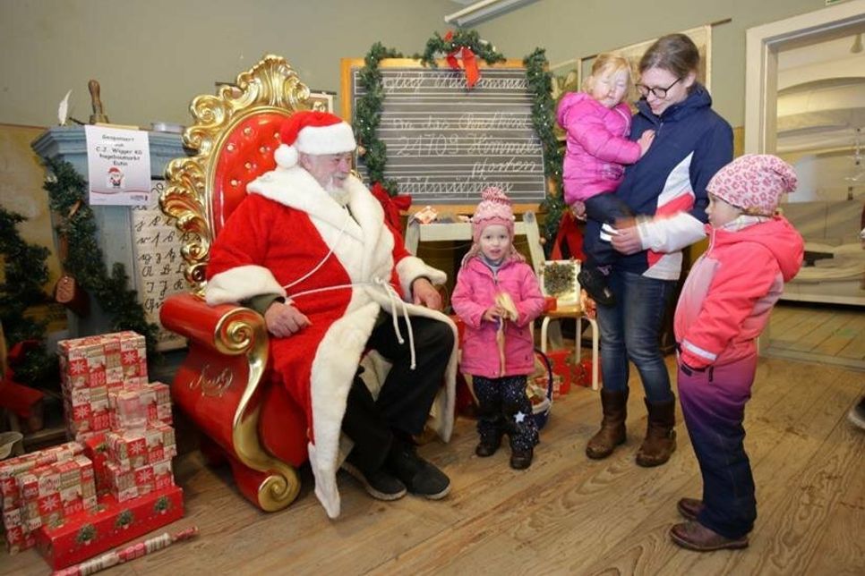 Zum „Budenzauber“ in Schönwalde hat sich auch der Weihnachtsmann angekündigt.