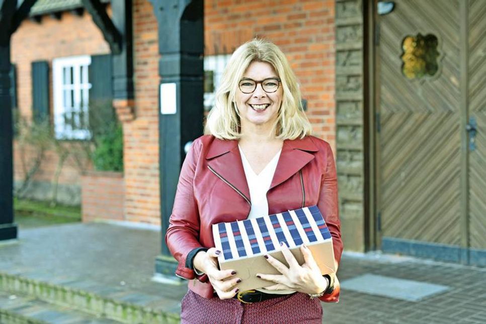 Jutta Holweg, Leiterin der Vokshochschule Ratekau, mit den neuen Programmheften. (Foto: hfr)
