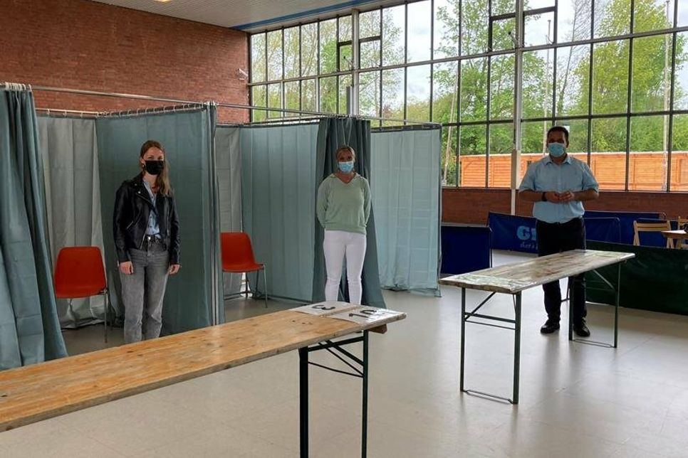 Jacqueline Felsmann (TSG), Yvonne Krukau (Gemeinde Grömitz) und Bürgermeister Mark Burmeister (v. lks.) im neuen, aktuell größten Testzentrum in Grömitz in der Gildehalle, Gildestraße 4, welches täglich von 9 bis 19 Uhr geöffnet hat.