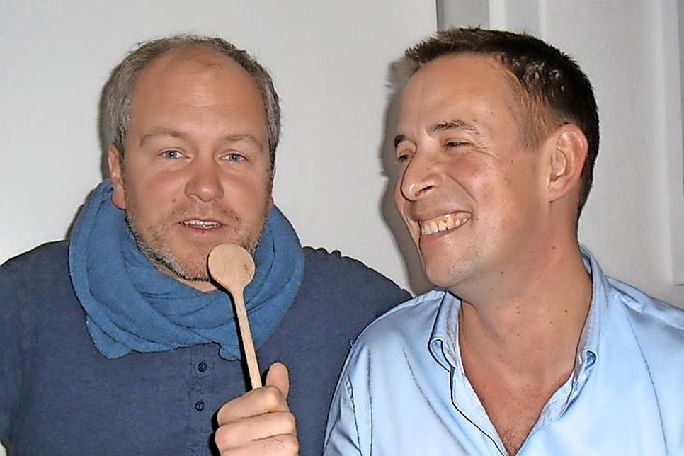 „Vorab-Interview“ zum 2. Kulturdinner: sky-Moderator Jens Westen (re.) im Gespräch mit dem 1. Vorsitzenden des Kinder- und Jugendnetzwerkes Mano Salokat.