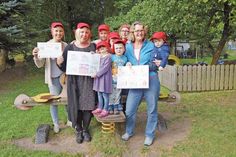 Wienke Voß (l.) überreicht das Sonnenschutz-Zertifikat an Ines Plagmann (m.) sowie Kerstin Vorbeck (r.), die das Amt der Kita-Leitung zum 1.10. in der DRK Kita Selent übernimmt.