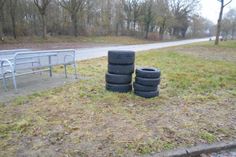 Diese Autoreifen wurden illegal entsorgt.