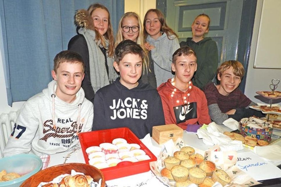 Gegen eine Spende gab es bei der 9a Gebäck aus acht Ländern.