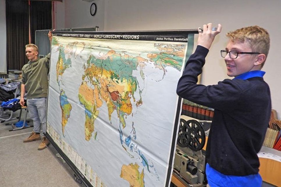 Bei einer Auktion kamen Landkarten, Ausrüstung und Co. unter den Hammer.