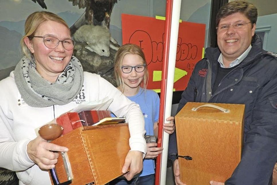 Birte und Guido von Starck ersteigerten eine Karte und Mikroskope - Tochter Maria hatte nichts gegen ein Familienfoto.