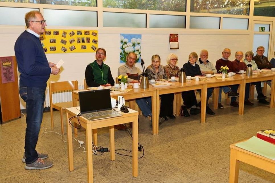 Ulrich Schmidt referiert vor den Hüterinnen und Hütern über das Projekt: „Tritt ein- die Kirche ist offen.“