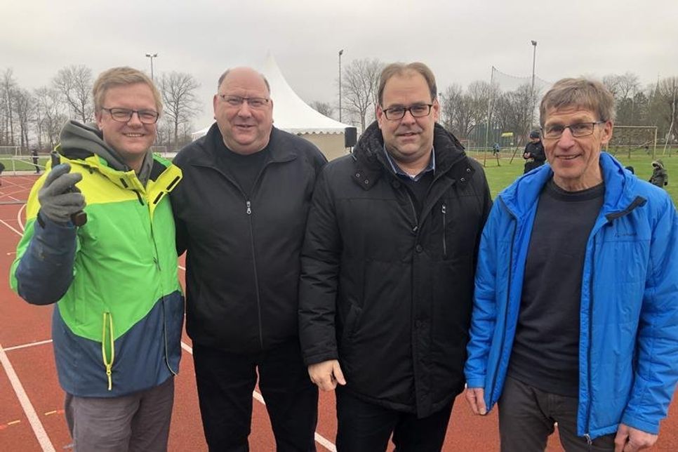 Veranstalter und Organisatoren Sven Muchow (der reporter) Jörg Henkel und Peter Massny (TSV; v. lks.) mit Bürgermeister Mirko Spieckermann (2. v. re.).