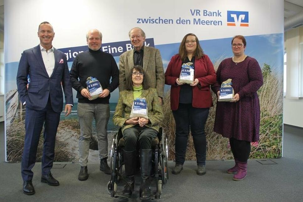 Co-Vorstandssperecher Lars Nissen (lks.) bei der Übergabe an die Vertreter vom Kinder- und Jugendnetztwerk, der Multiple Sklerose Selbsthilfegruppe Neustadt, an die Frauenberatung und den Notruf Ostholstein sowie an die Gemeinde Lensahn.