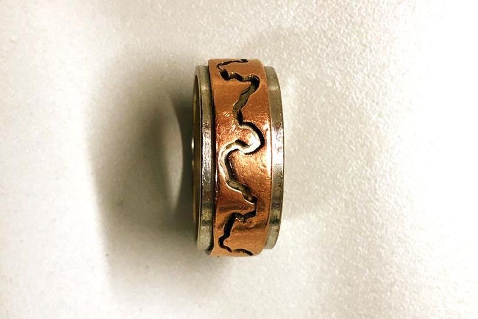 Wer vermisst diesen Verlobungs-/Ehering? (Foto: Polizei)