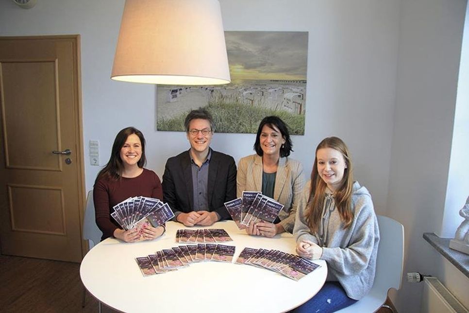 Tabea Braun (von links) und André Rosinski von der TALB präsentieren mit Silke Szymoniak und Jana Thomsen von der TSNT GmbH den neuen Veranstaltungskalender. (Foto: TSNT)