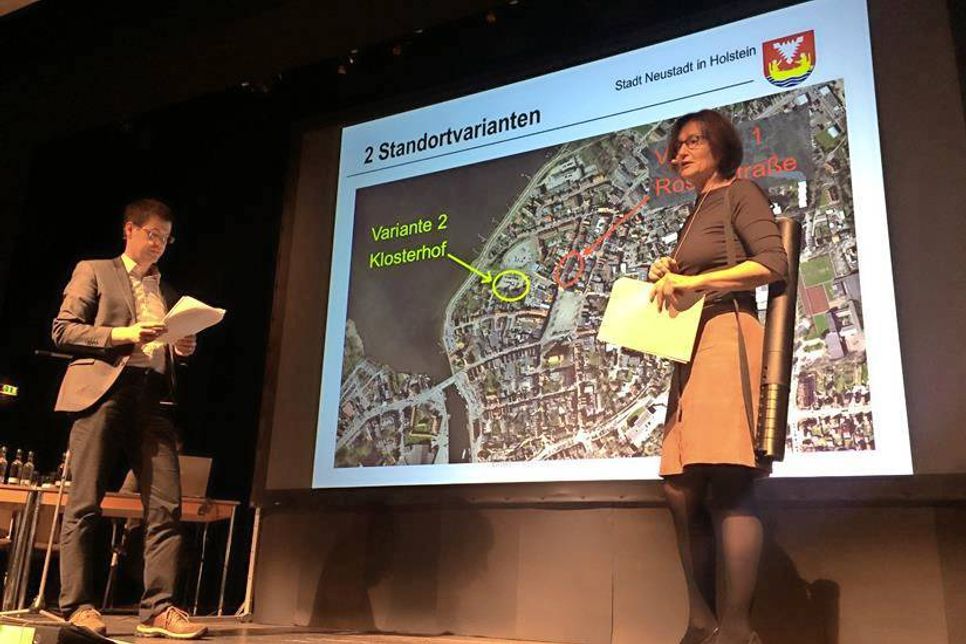 Amtsleiter Klaas Raloff und Bauamtsleiterin Antje Weise erläuterten die Standortvarianten.