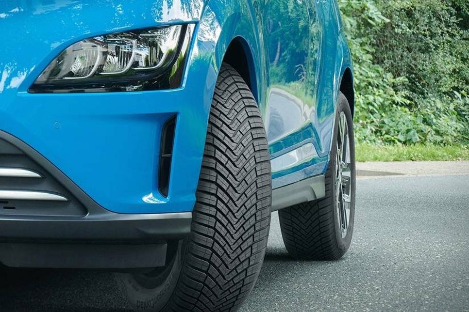 Ganzjahresreifen sorgen mit ihren ausgeprägten Lamellen und ihren breiten Längsrillen bei Minusgraden für Grip auf schneebedeckter Straße und bei Nässe für ein schnelles Verdrängen des Wassers. (Foto: Continental)