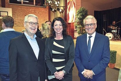 Der ehemalige Bürgermeister der Gemeinde Scharbeutz und Kreispräsident a.D., Ulrich Rüder (links), mit der designierten Bürgermeisterin Bettina Schäfer und dem scheidenden Bürgermeister Volker Owerien nach den Reden beim Neujahrsempfang in der Turnhalle.