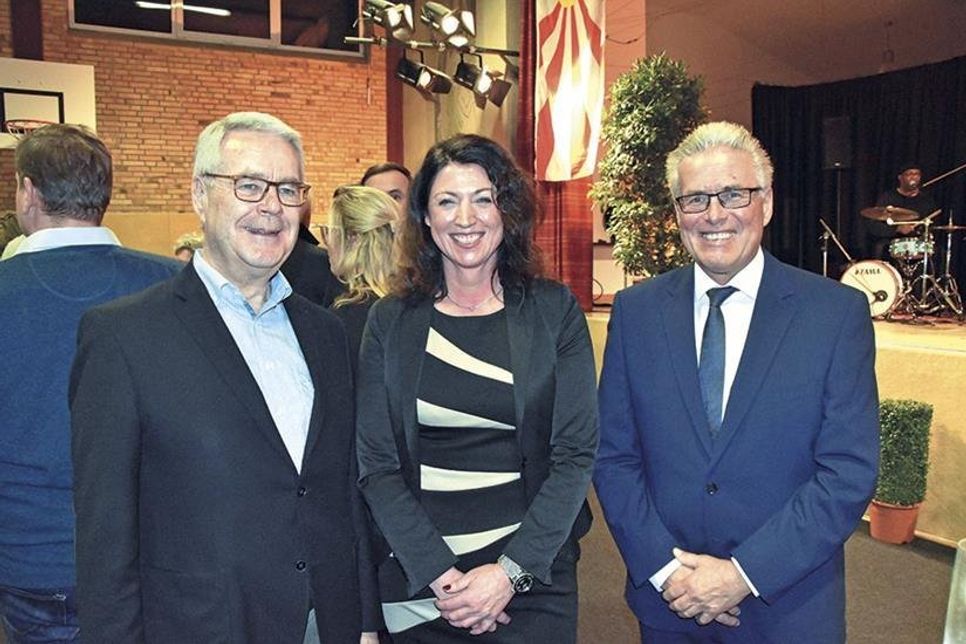 Der ehemalige Bürgermeister der Gemeinde Scharbeutz und Kreispräsident a.D., Ulrich Rüder (links), mit der designierten Bürgermeisterin Bettina Schäfer und dem scheidenden Bürgermeister Volker Owerien nach den Reden beim Neujahrsempfang in der Turnhalle.