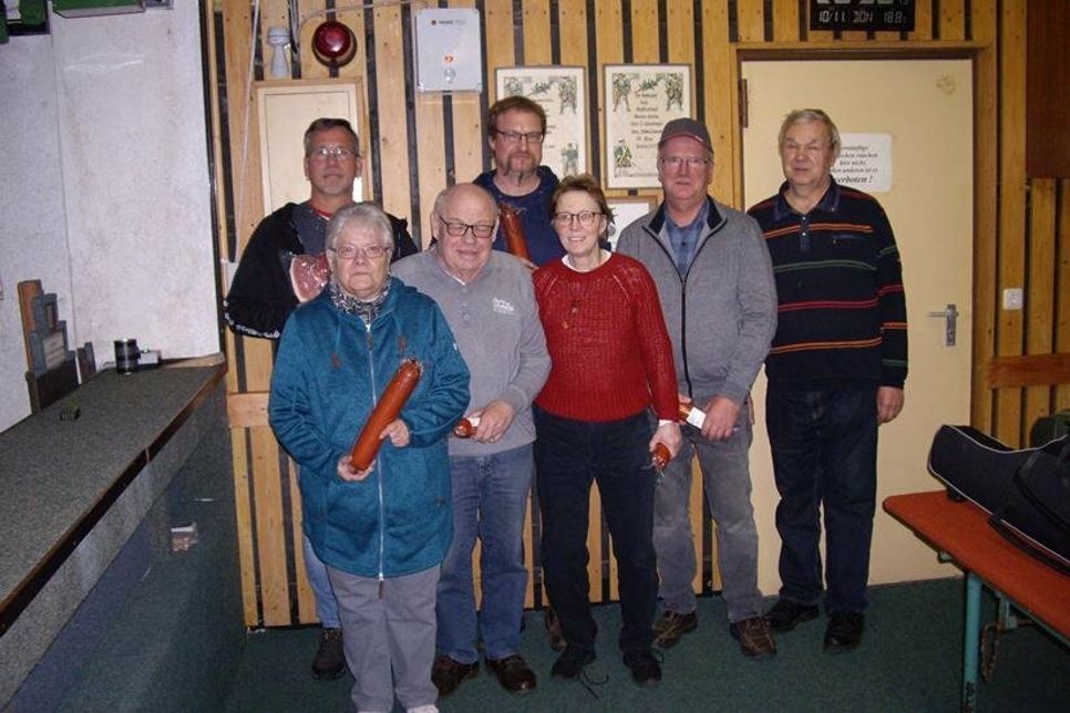 Lensahns Schützenmeister Sven Neumann (hinten lks.), bester Einzelschütze Uwe Hamann (hinten re.), beste Einzelschützin Ulrike Evers (vorne re.).