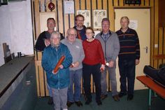 Lensahns Schützenmeister Sven Neumann (hinten lks.), bester Einzelschütze Uwe Hamann (hinten re.), beste Einzelschützin Ulrike Evers (vorne re.).
