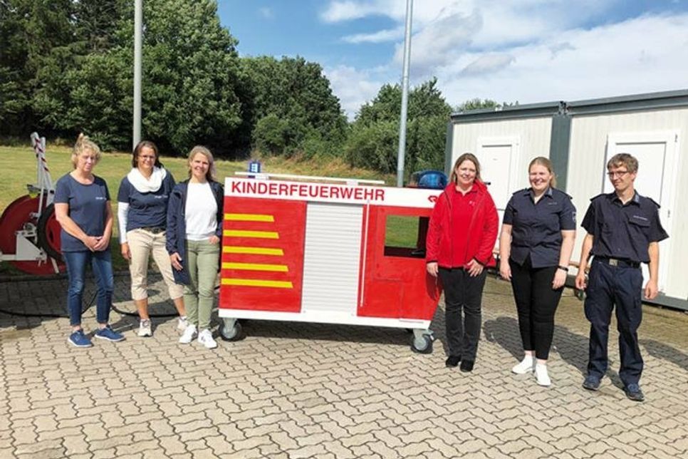 Sponsoren und Betreuer der Kinderfeuerwehr, Andrea Behrens, Meike Zimnik, Steffi Buse, Nicole Meinert-Bahr, Lena Finck und Florian Schmich.