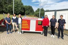 Sponsoren und Betreuer der Kinderfeuerwehr, Andrea Behrens, Meike Zimnik, Steffi Buse, Nicole Meinert-Bahr, Lena Finck und Florian Schmich.