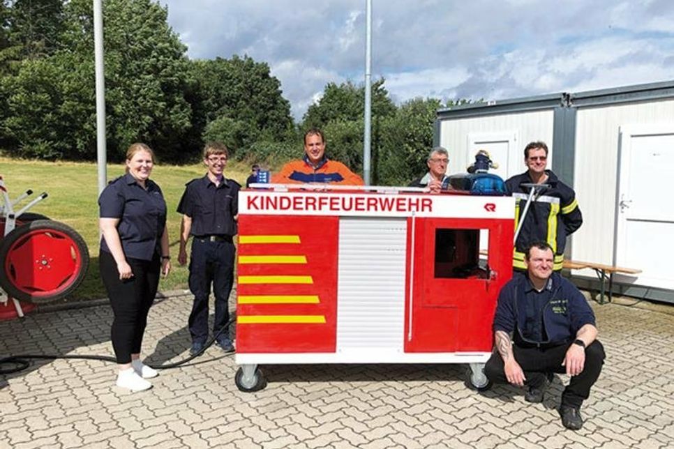 Das Kinderfeuerwehr-Fahrzeug und sein Bauteam, Lena Finck, Florian Schmich, Henning Biss, Erich Möller, Volker Horst und Matthias Meinert